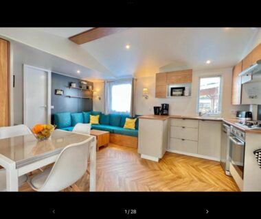 Séjour avec coin cuisine table et canapé dans le mobil-home du Bien dans le sud