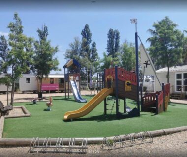 Aire de jeux avec toboggan et structure en bateau au camping Bien dans le sud