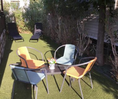 Jardin avec table, chaises et transats du Bien dans le sud