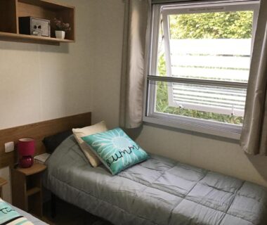 Chambre avec lits jumeaux et fenêtre au Bien dans le sud