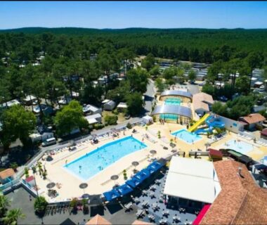 Espace aquatique avec piscines et toboggans au camping Bienvenue au Cap Ferret