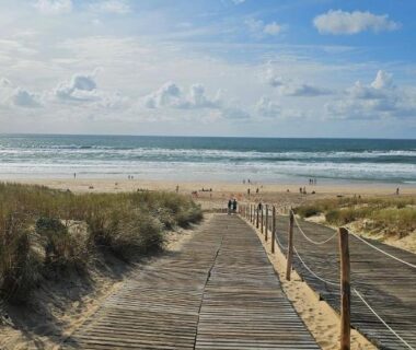 Passerelle sur dunes menant à la plage au camping Bienvenue au Cap Ferret