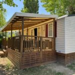 Terrasse couverte et mobil-home dans le camping Bienvenue chez Jean