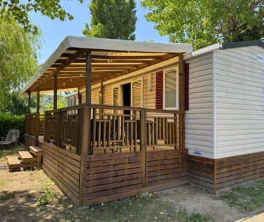 Terrasse couverte et mobil-home dans le camping Bienvenue chez Jean
