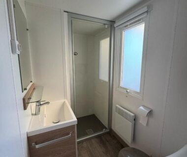 Salle de bain avec douche et lavabo dans le mobil-home Bienvenue chez Jean