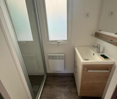 Salle de bain avec douche et lavabo dans l'hébergement Bienvenue chez Jean