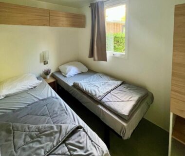 Chambre avec deux lits simples dans le mobil home Bisca wifi