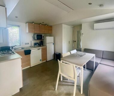 Séjour avec coin cuisine et banquette du Bisca wifi