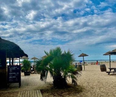 Plage avec parasols et passerelle en bois du Bisca wifi, plage, piscines à 2 pas, 6 pers avec Vayny