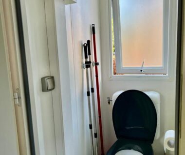 WC compact avec fenêtre et balais dans le Bisca wifi