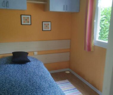 Chambre avec lit simple et fenêtre au camping Bleu d'Argonne