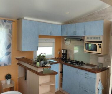 Cuisine équipée avec coin repas dans le mobil-home Bleu d'Argonne