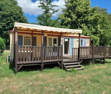 Terrasse de mobil home sur pelouse dans le camping Bleu d'Argonne