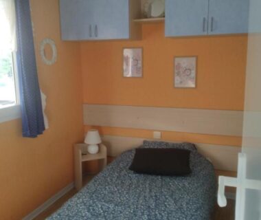 Chambre avec lit simple et placards dans le camping Bleu d'Argonne