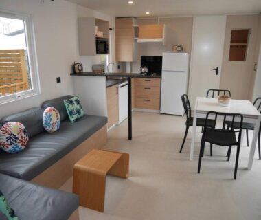 Intérieur salon et kitchenette dans le mobil-home Blue Camargue – Le Grau du Roi