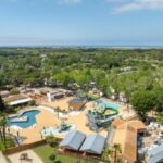 Vue aérienne du camping avec piscines et espaces détente au Blue Camargue Le Grau du Roi
