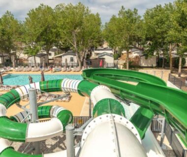 Piscine et toboggans dans le camping Blue Camargue Le Grau du Roi