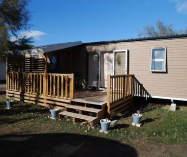 Terrasse de mobil-home ensoleillée au Blue Camargue – Le Grau du Roi