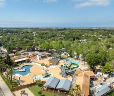 Vue aérienne du camping avec piscines et espaces détente au Blue Camargue Le Grau du Roi