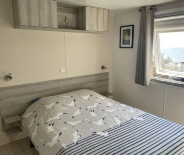 Chambre avec lit double et vue sur la mer au camping Blue Horizon