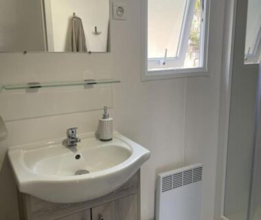 Salle de bain avec lavabo et cabine de douche au Blue Horizon