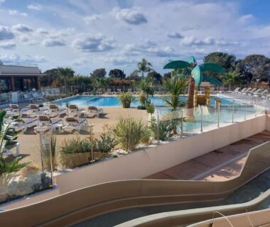 Piscine extérieure avec chaises longues et toboggan au camping Blue Horizon