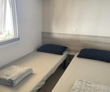 Chambre avec deux lits simples au Blue Horizon
