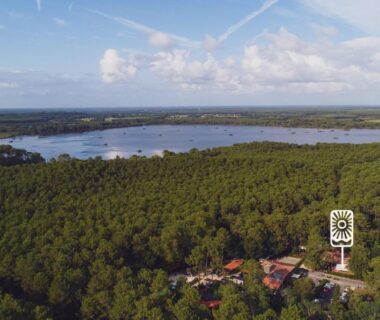 Pinède et lac vus depuis les airs au camping Bonjour Sauvage Seignosse