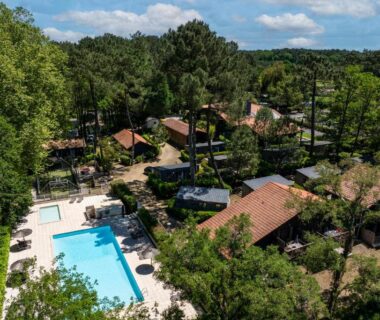 Vue aérienne de la piscine et des chalets du Bonjour Sauvage Seignosse