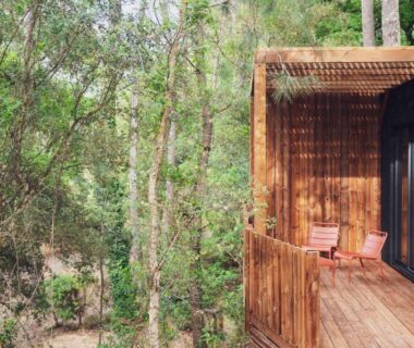 Terrasse bois avec fauteuils dans la forêt du camping Bonjour Sauvage Seignosse