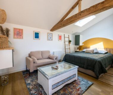 Chambre mansardée avec lit double et canapé au Bontempo Village La Yole