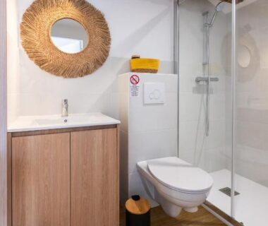 Salle de bain avec douche et lavabo dans le Bontempo Village La Yole
