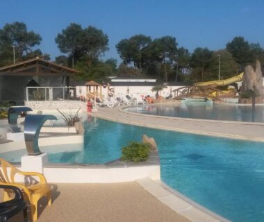 Espace piscine extérieur avec transats et jets d'eau au Bontempo Village La Yole