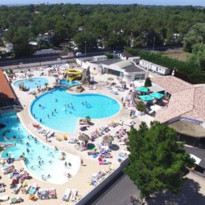 Vue aérienne du complexe piscine avec toboggans au Bontempo Village La Yole