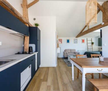 Intérieur séjour avec cuisine équipée et table à Bontempo Village La Yole