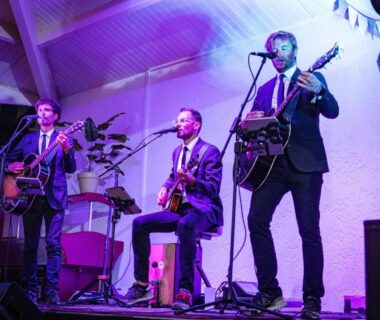 Scène intérieure avec trois musiciens en concert au Bontempo Village La Yole
