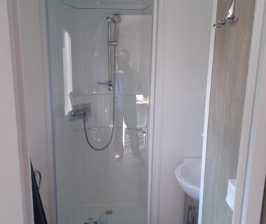 Salle de bains avec cabine de douche dans l'hébergement Bora Bora