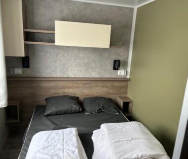 Chambre avec deux lits et rangements dans le Bora Bora 6-8 personnes
