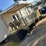 Terrasse en bois avec salon extérieur du mobil home Bora Bora 6-8 personnes