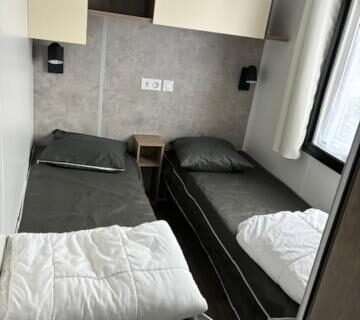 Chambre avec deux lits et fenêtre dans le Bora Bora 6-8 personnes