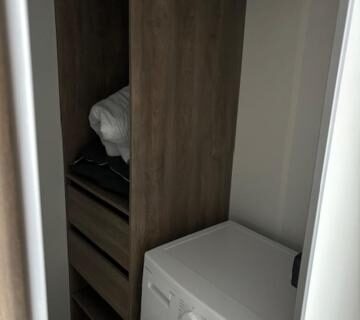 Buanderie avec machine à laver et étagères dans le mobile home Bora Bora 6-8 personnes