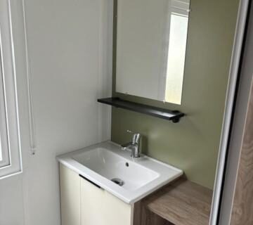Salle d'eau avec lavabo miroir et étagère dans le mobil-home Bora Bora 6-8 personnes