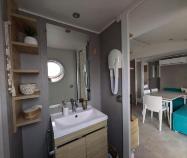 Intérieur avec lavabo et coin repas dans le Bungalow