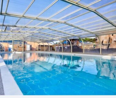 Piscine couverte sous toit vitré au Bungalow