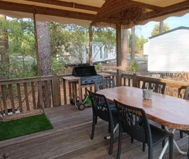Terrasse couverte avec table et chaises du Bungalow