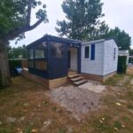 Emplacement herbeux avec terrasse couverte et mobil-home au bungalow 3 chambres