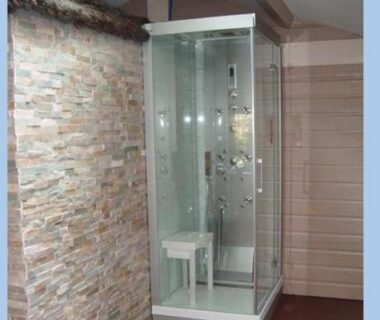 Salle de bain avec cabine de douche vitrée dans le Bungalow 3 chambres