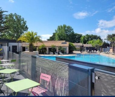 Terrasse et piscine avec chaises colorées du bungalow 3 chambres
