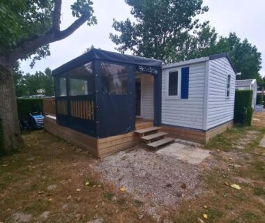 Emplacement herbeux avec terrasse couverte et mobil-home au bungalow 3 chambres