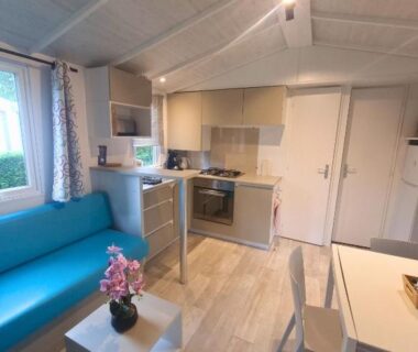Séjour avec kitchenette canapé et table à manger dans le Bungalow 3 chambres